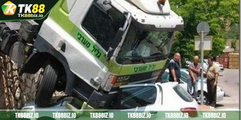 Mơ thấy ô tô kẹp chết người là điềm gì